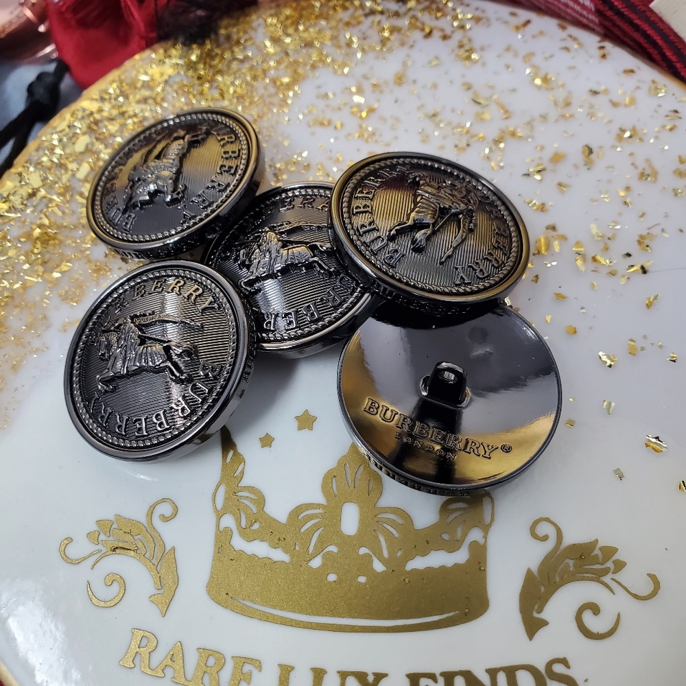 BURBERRY BUTTONS - Picture 8 of 16